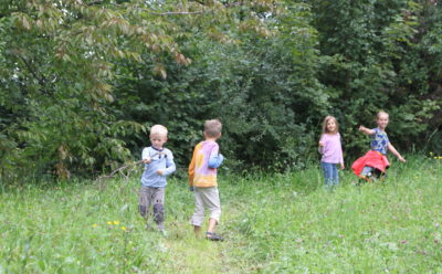 Kinder spielen am Waldrand