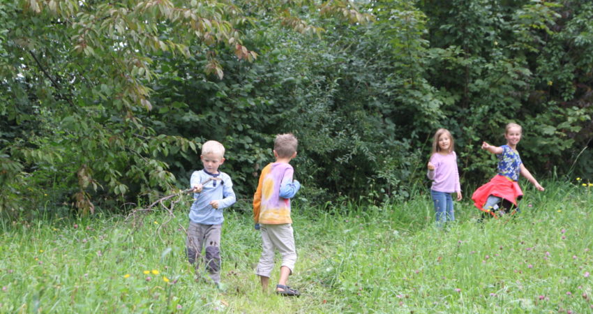 Kinder spielen am Waldrand